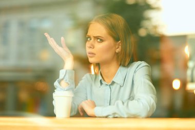 Güzel kadın yaşam tarzı tasarım sokak yürüyüşü eğlencesi