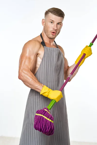 Спортивний чоловік у мопеді позує прибирання домашнього завдання — стокове фото