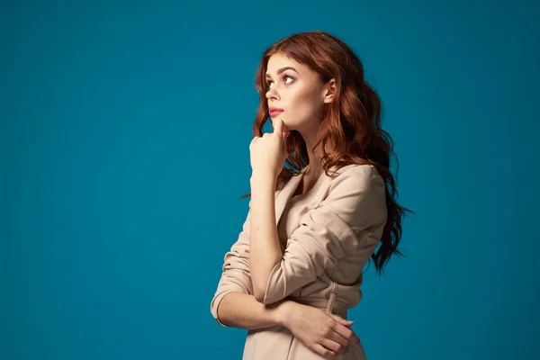 Vacker kvinna päls kosmetika blå bakgrund modell — Stockfoto