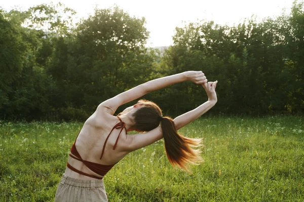 Kvinna utomhus fritid kul sommar frisk luft — Stockfoto