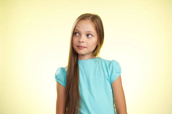 Allegra bambina con i capelli lunghi close-up studio posa — Foto Stock