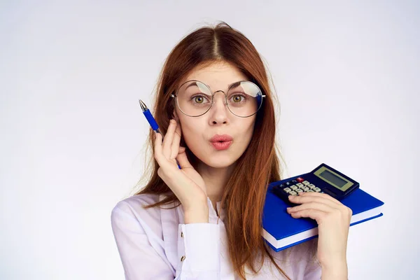 Mulher de negócios com calculadora notepad secretária de trabalho — Fotografia de Stock