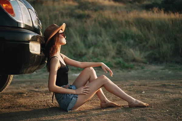 Woman in sunglasses near car travel summer vacation landscape — Stock Photo, Image