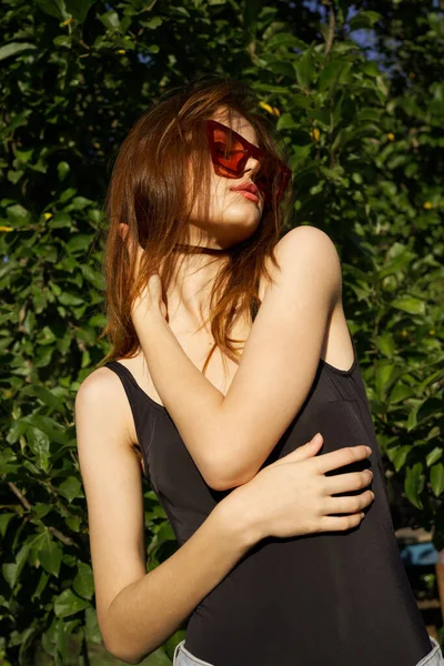 Güneş gözlüğü takan güzel kadın yaz pozu veriyor. — Stok fotoğraf