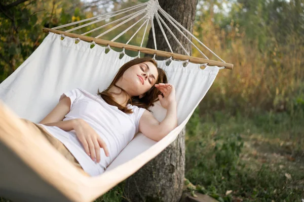 Kvinna sover i hängmatta utomhus fritid livsstil — Stockfoto