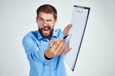 Mavi gömlekli yönetici gözlüklü başarılı duygular içinde profesyonel.