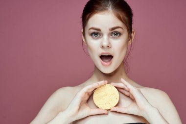 Çıplak omuzlu kadın ellerinde sünger temiz cilt hijyeni