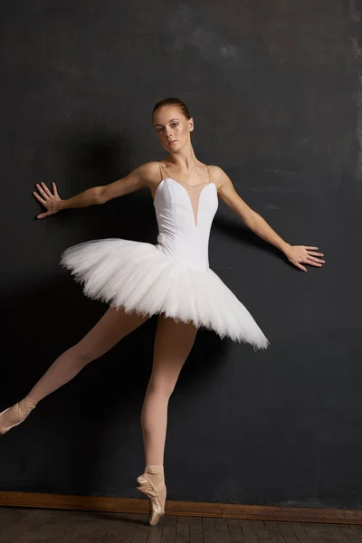 Классическое исполнение балерины на тёмном фоне — стоковое фото