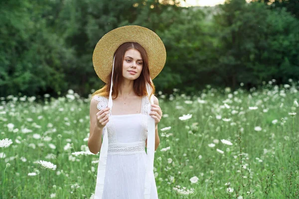 Mujer en vestido blanco flores naturaleza caminar encanto —  Fotos de Stock