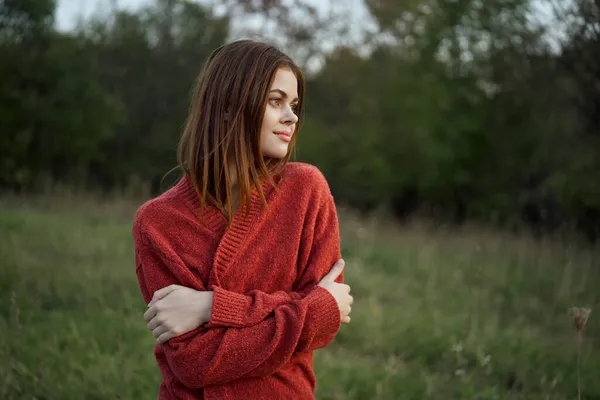 Красивая женщина в красном свитере на открытом воздухе ходить досуг — стоковое фото