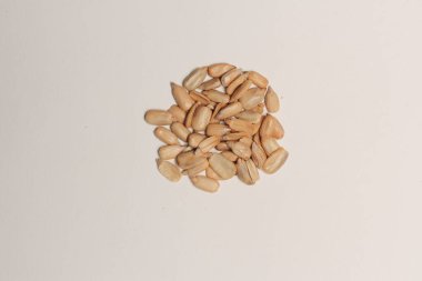 Ayçiçeğinin arka planında kabuğu soyulmuş tohumlar var.