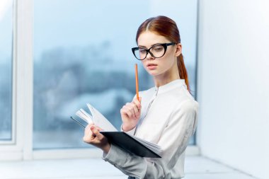Beyaz gömlekli kadın sekreter profesyonel olarak çalışıyor.