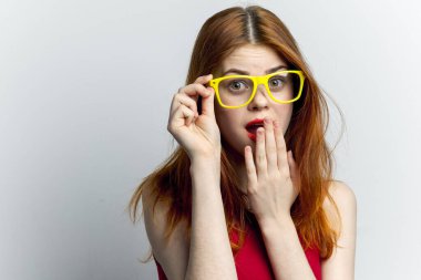Sarı gözlüklü duygusal bir kadın. Kırmızı dudaklı.