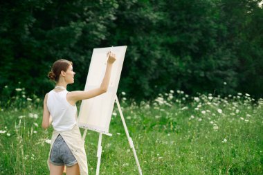 Kadın ressam manzara çiziyor doğa yaratıcı çiziyor