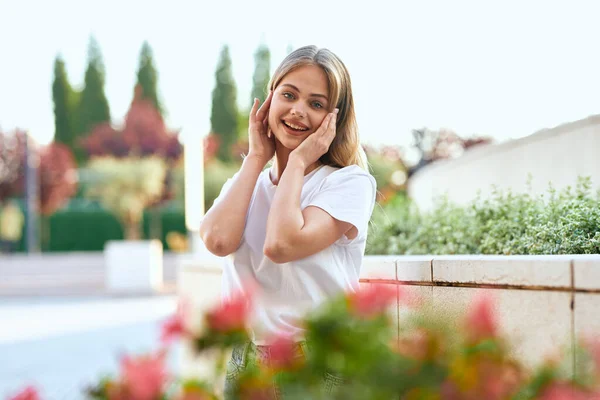 Hübsche Frau im Freien gehen Frischluft Lebensstil — Stockfoto