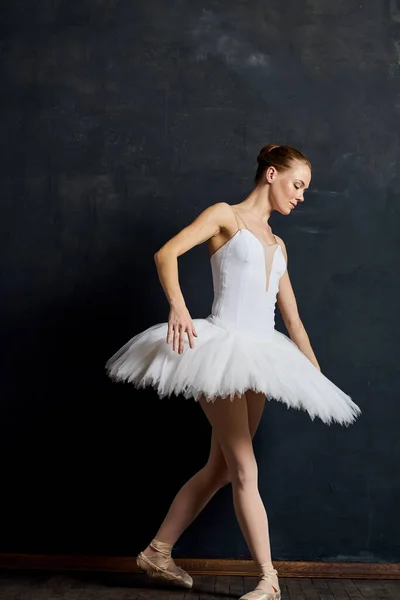 Ballerina dans klassieke voorstelling de donkere achtergrond — Stockfoto