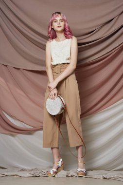 Güzel sarışın stüdyo tipi gülümseme moda yaşam tarzı.