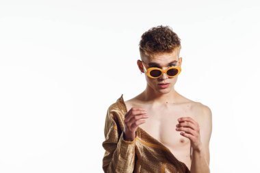 Kadın makyajlı bir adam transseksüel Lgbt topluluğuna poz veriyor.