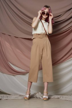 Güzel kadın pembe saç poz moda kıyafetleri Asit tarzı tasarım