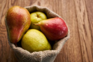 Ahşap masa üzerindeki armutlar yakın plan tarım vitaminleri.