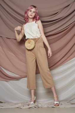 Güzel kadın pembe saç süslemesi yaz tarzı moda.