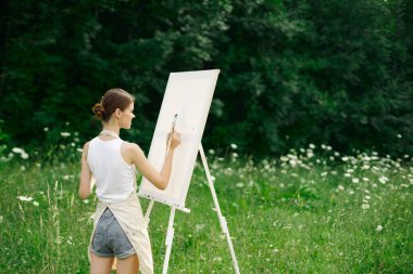 Kadın ressam manzara çiziyor doğa yaratıcı çiziyor