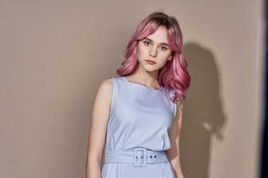 Pembe saçlı çekici kadın.