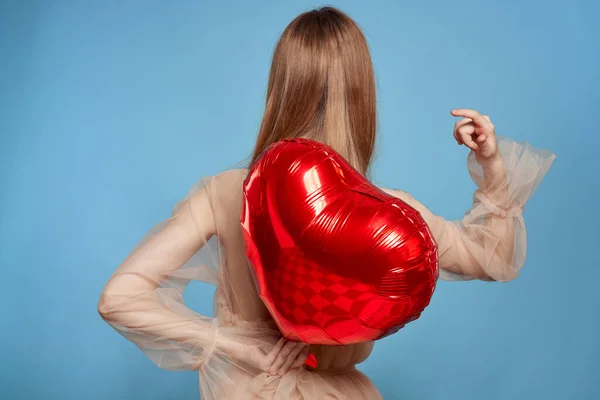 Bonita mujer corazón rojo en las manos del globo aislado fondo — Foto de Stock