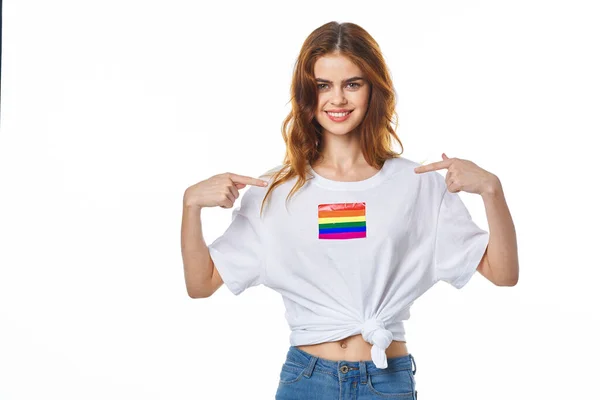 Kvinna bär vit t-shirt lgbt flagga uppfinnare gemenskap — Stockfoto