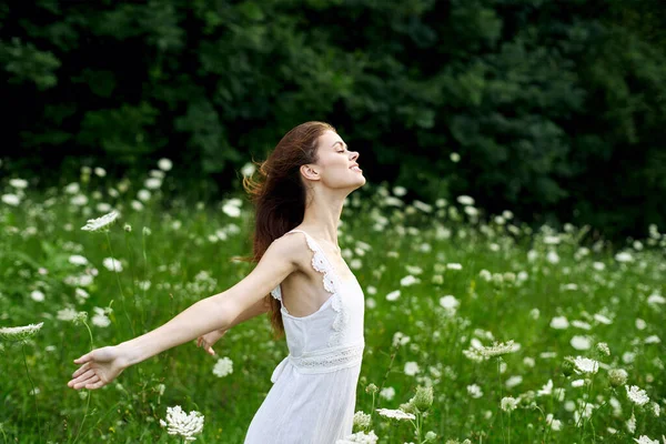 Весела жінка на відкритому повітрі квіти свобода літня природа — стокове фото