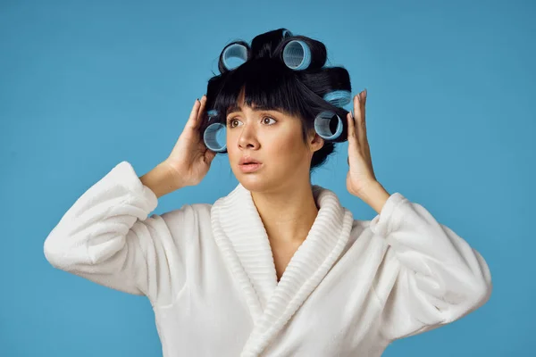 Dona de casa com encrespadores em sua cabeça limpeza tarefas domésticas — Fotografia de Stock