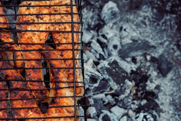 Μαγείρεμα ψάρια σε εξωτερικούς χώρους μπάρμπεκιου close-up κάρβουνο γεύμα — Φωτογραφία Αρχείου