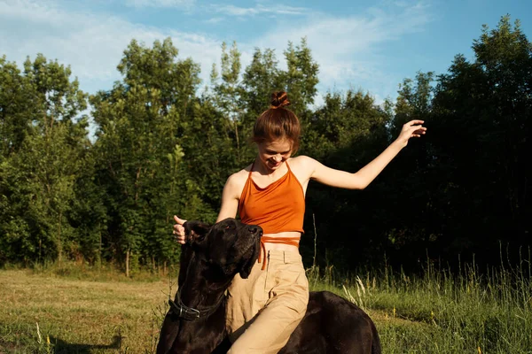 Köpeği ve eğlenceli doğası olan neşeli bir kadın.