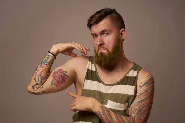 Bearded man in striped t-shirt with tattoos posing studio — Stock Photo, Image