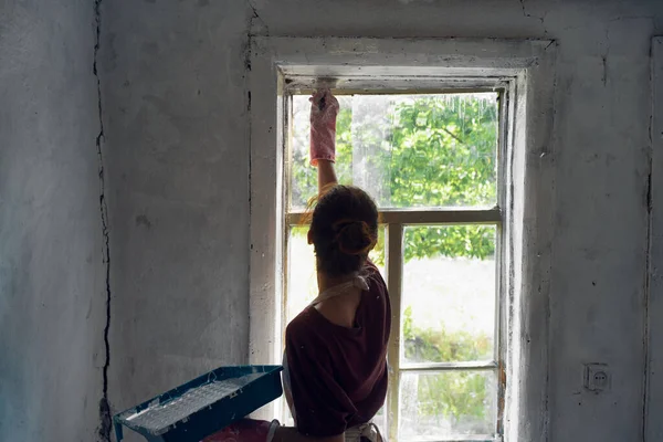 Kobieta dom malarz ściany dom remont dekoracja — Zdjęcie stockowe