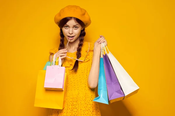 Hezká žena ve žlutém klobouku Shopaholic módní styl izolované pozadí — Stock fotografie