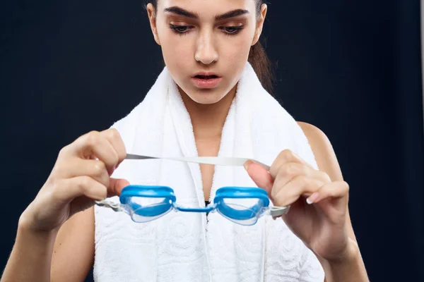 Sportovní žena plavání cvičení cvičení bílý ručník — Stock fotografie