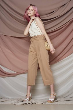 Güzel kadın pembe saç süslemesi yaz tarzı moda.