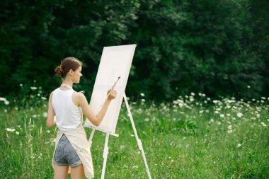 Kadın ressam manzara çiziyor doğa yaratıcı çiziyor