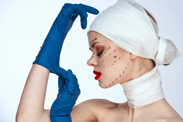 Портрет женщины Красные губы пластической хирургии операции голые плечи светлый фон — стоковое фото