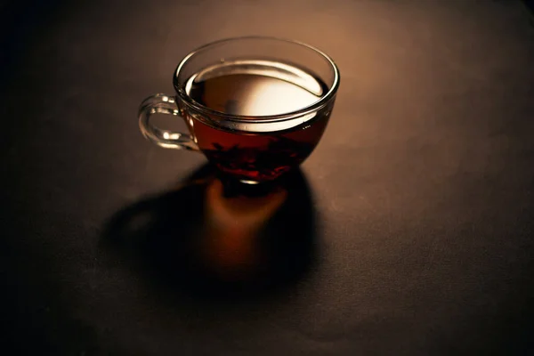 Taze demlenmiş çay, sıcak içecek, sabah kahvaltısı, doğal ürün. — Stok fotoğraf