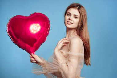 Balonla gezen bir kadının portresi Sevgililer Günü mavi arka plan