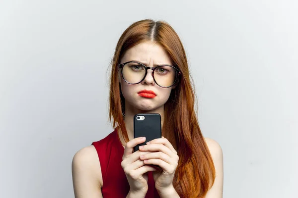 携帯電話技術のライフスタイルについて話す眼鏡の女性は — ストック写真