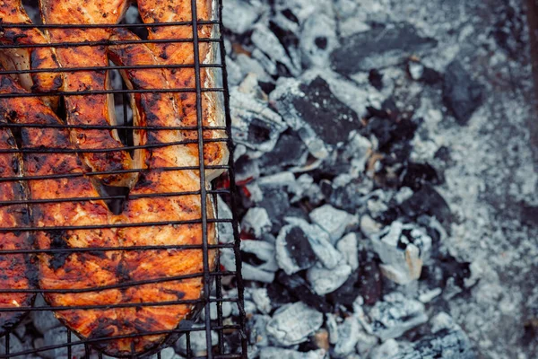 Kochen von Fisch im Freien Grillen aus nächster Nähe Holzkohlemahlzeit — Stockfoto