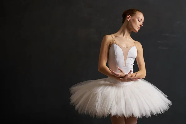Baletka v bílém tutu tanec výkon silueta tmavé pozadí — Stock fotografie