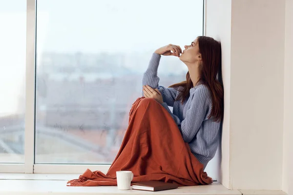 Mujer sentada en el reposo del alféizar de la ventana estilo de vida de la mañana — Foto de Stock