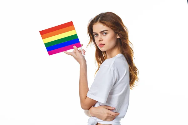 Meisje in wit t-shirt lgbt vlag transgender poseren licht achtergrond — Stockfoto
