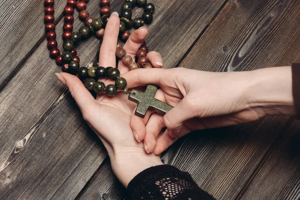 정통파가 구슬 과 교차하는 맑은 종교적 가톨리코스 — 스톡 사진