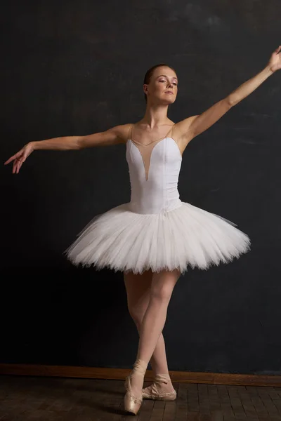 Žena balerína v bílé tutu tanec představovat výkon tmavé pozadí — Stock fotografie