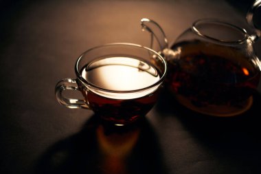 Taze demlenmiş çay, sıcak içecek, sabah kahvaltısı, doğal ürün.